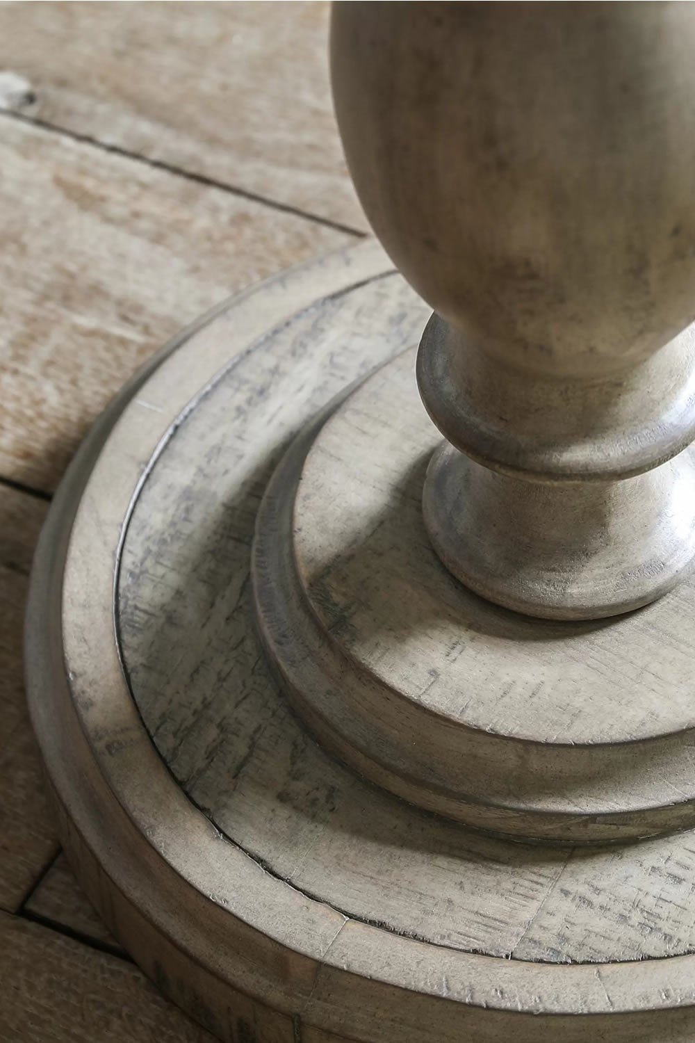 spindle turned legs Table